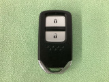 スマートキーを装備しています。鍵を差し込むことなくドアロックの開け閉めと、スタートボタン操作でのエンジンスタートができます。
