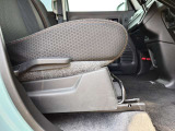 運転席にはシートリフターがございます!高さ、前後、傾きが調節できるので、体格に合わせて適切な運転姿勢を設定できます!