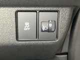 ハンドルの右側にはヘットライトリベライザーとVSA(ABS+TCS+横滑り抑制)の解除スイッチがついています。ヘッドライトリベライザーは道路状況や積荷の加重に応じてライトの高さを調節できます。
