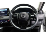 運転中もハンドルでの操作が可能です。特に高速道路等の目が離せない運転時には、便利さだけでなく、安全性も兼ね備えております。