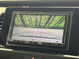 【バックカメラ】駐車時に後方がリアルタイム映像で確認できます。大型商業施設や立体駐車場での駐車時や、夜間のバック時に大活躍!運転スキルに関わらず、今や必須となった装備のひとつです!