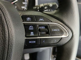 ステアリングには運転中でも簡単に操作できる各種スイッチついてます