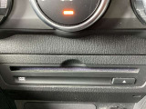 エアコン吹き出し口の下部にDVDプレイヤー口があるのでナビで視聴できます。