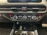 フルオートエアコンディショナーとなっております。運転席と助手席でそれぞれで温度設定ができますので、快適にドライブをすることができます。