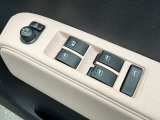 【電動格納ミラー】サイドミラーは電動格納式となっており、狭い駐車場でもキズがつくリスクを抑えられます。