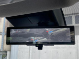 【デジタルインナーミラー】車両後方カメラの映像をミラーに映すことが出来ます。 そのため、後席に人や荷物があって後方が見えづらい場合でもしっかり視界を確保することが出来ます。
