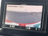【バックモニター】後ろのカメラの映像をモニターに映し出すことができます!後方の見えない死角や、障害物との距離感をしっかり確認することができます!駐車が苦手な方におすすめです。