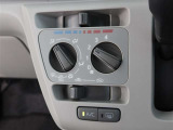 スタイリッシュなデザインのインパネ。各操作スイッチは使いやすい位置に配置されてます。