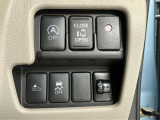 安全装備に関するボタンは運転席周りにまとめて設置されています