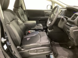 運転席は8WAYの電動パワーシートになっています。電動で前後のスライドやシートハイト、背もたれのリクライニングの調節ができ、微調整もききますのでお好みのシート位置に合わせることができます。