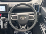 インテリアに合わせたデザインのステアリングは、運転される方のことも考え、運転しやすい形状、大きさです。是非一度、実際に触ってお確かめください。