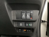 パワースライドドアの開閉はスマートキーのリモコンやドアノブは勿論、運転席側のスイッチ操作でも開閉ができ、安全・簡単です。