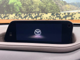 【8.8インチマツダコネクト】車内の雰囲気にマッチした大型のディスプレイ。スマホ接続でのナビ使用やBluetooth再生等、様々な機能が楽しめます。直感的なダイヤル操作が可能で、使い勝手も良好です。