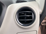 エアコンやヒーターの吹き出し口です。写真は運転席側になります。