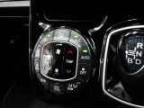 車内の温度管理に便利なオートエアコン☆