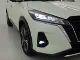 明るいライトが夜道を明るく照らしてくれます。 運転する上で、道路状況をいかに早く認識できるか重要なポイントです。 白色光が暗い道も明るく照らしてくれますよ。