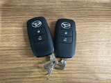 【スマートキー】 スマートキーを携帯していれば、ドアハンドルのボタンを押してロックの解除ができ、パワースライドドアもワンタッチで開閉できます。