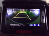 バックカメラの画像です。ガイドラインがスムースな車庫入れをサポートいたします。車庫入れの安心感がアップしますね。