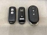 スマートキーを装備しています。鍵を差し込むことなくドアロックの開け閉めと、スタートボタン操作でのエンジンスタートができます。加えて、純正リモコンエンジンスターター用の操作キーもついています。
