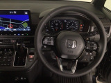 【ハンドル】運転にかかわる様々な操作を安全に行えるように視点移動が少なく操作性に配慮されたスイッチ類が凝縮されたコックピットです。