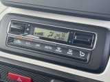 【オートエアコン】一度お好みの温度に設定すれば、車内の温度を検知し風量や温度を自動で調整。暑い&hellip;寒い&hellip;と何度もスイッチ操作をする必要はありません。快適な車内空間には必須の機能ですね♪