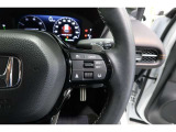 Hondaセンシングの機能のひとつ、アダプティブクルーズコントロール付!アクセルから足を離しても設定したスピードと前車との車間を保ち走行してくれます!車線維持もアシスト☆高速道路で疲労軽減ですね☆