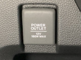 アクセサリーソケットはUSBのアダプターなどをつければ、スマホの充電にも使えます。周辺には物が置けるボックスがついています。