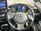 インテリアに合わせたデザインのステアリングは、運転される方のことも考え、運転しやすい形状、大きさです。是非一度、実際に触ってお確かめください。