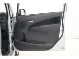 運転席ドア内側には、500mlペットボトルを収納できるスペースを設けています。季節を問わず欠かせない水分補給を、手軽にサポートする便利な収納です。