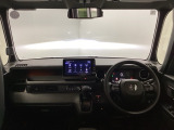 運転席と助手席の間はすっきり、移動も楽々です。さっと手が届く位置にATセレクトレバーやエアコンスイッチなどがあり操作性に優れています