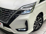 【LEDヘッドライト】悪天候や夜間走行時も良好な視界を確保し安心して運転できる高輝度LEDヘッドライトを装備!点灯速度が早く、消費電力も抑えられています。