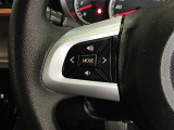 ステアリングには運転中でも簡単に操作できる各種スイッチついてます