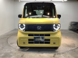 車の個性が最も現れるフロントデザイン。バランスの取れたフォルムは飽きが来ず、毎日のドライブを誇らしい気持ちにさせてくれる美しさです