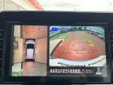 アラウンドビューモニターまるで車を真上から映したような映像で、前後左右の感覚が分かります♪車庫入れや駐車時に大活躍の機能です。