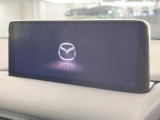 【12.3インチマツダコネクト】車内の雰囲気にマッチした大型ディスプレイ。スマホ接続でのナビ使用やBluetooth再生等、様々な機能が楽しめます。直感的なダイヤル操作が可能で、使い勝手も良好です。