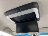 【後席モニター】後部座席専用モニターです。人気の天井吊り下げタイプで使用しない時は折り畳み可能です。小さなお子様から大人の方までご好評です。高価なアイテムですので最初から付いているのは嬉しいですね!