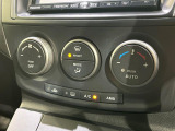【オートエアコン】一度お好みの温度に設定すれば、車内の温度を検知し風量や温度を自動で調整。暑い&hellip;寒い&hellip;と何度もスイッチ操作をする必要はありません。快適な車内空間には必須の機能ですね♪