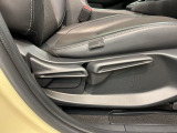 シートハイトアジャスターが付いているので運転姿勢を調整するのに便利ですね。身長に合ったシートポジションは安全運転や疲労軽減にもつながります。