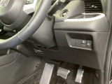 左側に高速で便利なETCがあり、横滑りを防ぐVSAなどのスイッチは、運転席の右側、手の届きやすい位置にあります。