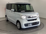 狭い駐車場でも、スライドドアならチャイルドシートへのお子さまの乗降や荷物の積載もスムーズ。