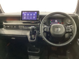 車内は光触媒抗菌消臭施工済です。インパネ周りはスタイリッシュなデザインで機能や装備も充実しています。グローブボックスやカップホルダーのほかにトレーなどたくさんの収納スペースが付いています。