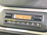 【オートエアコン】一度お好みの温度に設定すれば、車内の温度を検知し風量や温度を自動で調整。暑い&hellip;寒い&hellip;と何度もスイッチ操作をする必要はありません。快適な車内空間には必須の機能ですね♪