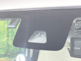 【スマートアシスト】走行中に前方の車両等を認識し、衝突しそうな時は警報とブレーキで衝突回避と被害軽減をアシスト。より安全にドライブをお楽しみいただけます。