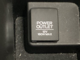 アクセサリーソケットはUSBのアダプターなどをつければ、スマホの充電にも使えます。移動中に充電もできるので便利です。