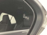 ブラインドスポットモニター(BSM)を装備しています。隣を走る車両が死角に入るとミラー内LEDインジケーターが点灯。さらに、ウィンカーを出すとインジケーターが光って点滅して注意を促してくれます。
