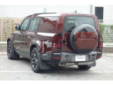 リアデザインは、ブランドの特徴であるラグジュアリー感とオフロード性能を反映した力強く洗練されたスタイルが特徴です。大胆なバンパーライン、クリーンなテールゲートデザインは、存在感を引き立てる要素です。