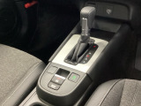 シンプルでとても使いやすいフロアシフトに、パーキングブレーキは、電子制御パーキングブレーキです。