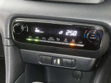 【オートエアコン】車内温度を感知して自動で温度調整をしてくれるのでいつでも快適な車内空間を創り上げます!どの席に座っても快適なドライブが楽しめます♪