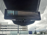 後方をカメラで映しだす機能が付いたスマートルームミラー!ルームミラーの下のレバーを変えるだけで、後席に大きな荷物が乗っていても、後方をカメラを確認できる便利機能!。
