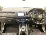 車内は光触媒抗菌消臭施工済です。スタイリッシュなデザインでスポーティなインパネ周りを演出します。グローブボックスやカップホルダーのほかにトレーなどたくさんの収納スペースが付いています。